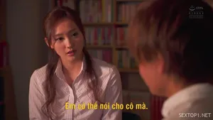 Cô phục vụ bàn xinh đẹp
